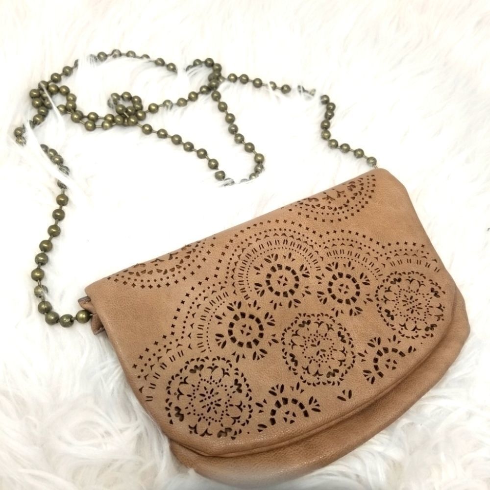 PU LEATHER. TAN CROSSBODY W/BIG BALL CHAIN.